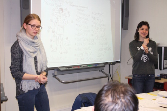 "Es ist schön, den Menschen zu zeigen, dass sie willkommen sind": Die beiden ASS-Schülerinnen  Mascha Reiter und Jil Eichhorn geben gerne Sparchunterricht.