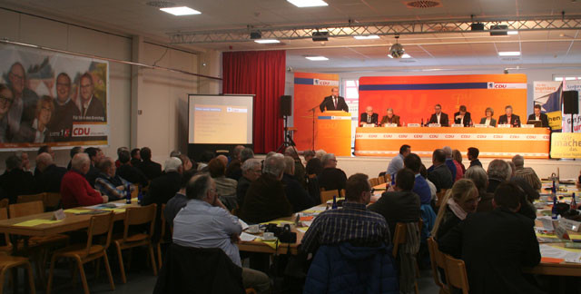 CDU Spitzenkandidat Stephan Paule referiert über die drei Schwerpunktthemen des Parteiprogramms.