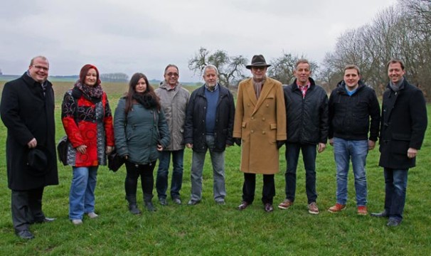 Hier sollte die neue Kita entstehen: Das städtische Grundstück Feldgarten. Auf dem Bild zu sehen: Bürgermeister Stephan Paule, Simone Smakal vom Wichtelland, Angela Lukosek von der Flohütte, sowie die CDU-Mitglieder Berthold Rinner, Klaus-Dieter Behlen, Michael Refflinghaus, Edgar Merle, Hans Georg Knell und Alexander Heinz. Foto: CDU/Archiv