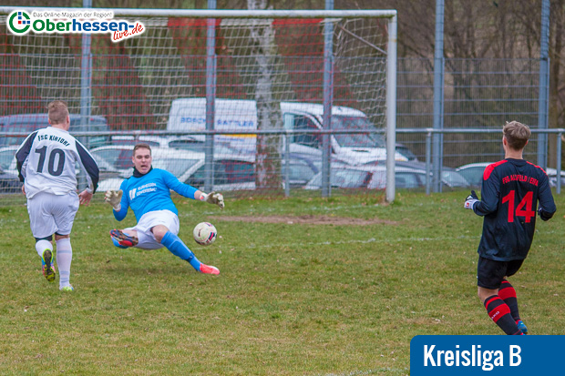 Souverän schiebt der Kirtorfer Stürmer den Ball am Alsfelder Torwart zum 1:0 vorbei.