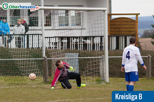 Der Beltershainer Torwart muss sich einem Schuss von Spielertrainer Andre Dippel geschlagen geben.