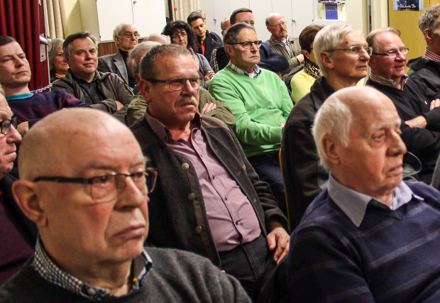 Mit regem Interesse verfolgten Bürger am Mittwochabend in Liederbach die Vorträge und Diskussionen.