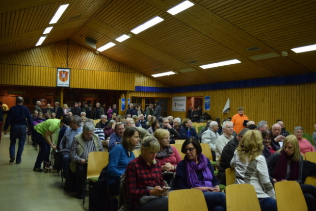 Die Halle füllt sich schnell an diesem Abend.