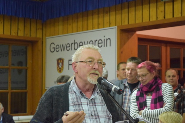 Die Bürger ergreifen das Wort. Herbert Schott macht sich Sorgen um die zukünftigen Einnahmechancen der Gemeinde.