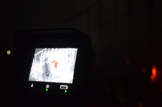 Die Wärmebildkamera der Feuerwehr zeigt die letzte Glutnester.