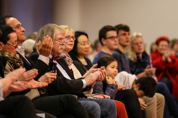 Begeistert: 240 Zuschauer in vollbesetzter Aula der Albert-Schweitzer-Schule Alsfeld. 