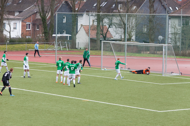 Die Aufholjadg beginnt: Bei einem Freischuss der Tuba Pohlheim rutscht der Ball dem Leusler Keeper unter dem Arm durch und findet seinen Weg ins Tor. Foto: ts