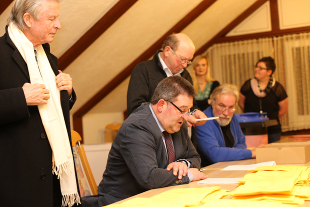 CDU/FWG-Fraktionsvorsitzender Thilo Naujock verkündet das endgültige Wahlergebnis. Fotos: kiri