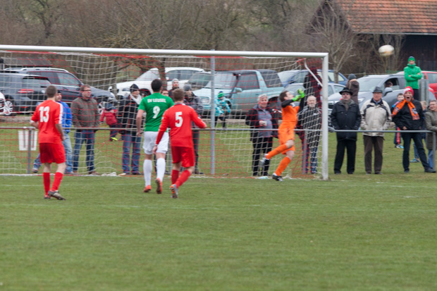 Maxi Bornmann (SGAES) trifft per Freistoss zum 1:0 gegen den SV Leusel. Fotos: ch