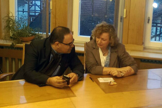 Die neue Homberger Bürgermeisterin Claudia Blum mit Ihrem Lebensgefährten beim Warten auf die Ergebnisse