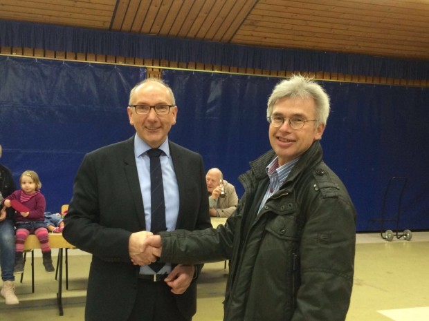 Dietmar Schlosser hat die Wahl zum Bürgermeister in Feldatal gewonnen. Peter Weiß (re.) gratuliert Diemtar Schlosser (li.). Foto: mb