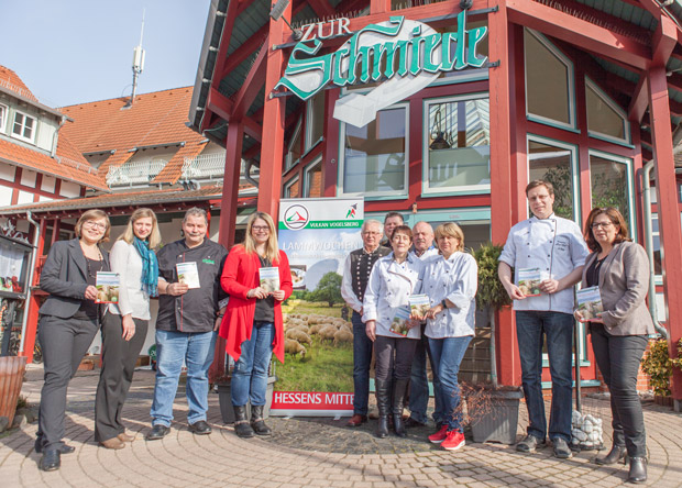 Die Teilnehmer der Lammwochen (v.l.n.r.): Sophia Reis (Jägerhof), Katharina Schött-Dietz (Posthotel Johannesberg), Jörg Hofmann (Hotel Zur Schmiede), Ruth Stoffel (Vogelsberg Touristik), Wolfgang Pschierer (Schafhalterverein Vogelsberg), Bernd Gärtner (Landhotel Gärtner), Helma Graulich (Gasthof Graulich), Hans Schmidt (Jägerhof), Gitte Kalmark (Zum Schäferhof), Matthias Winter (Landgasthaus Zur Birke), Anke Schäfer (Schäferhof).