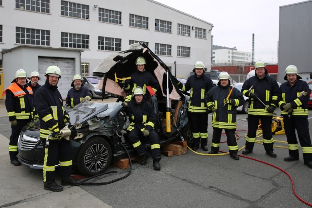 Die Romröder Feuerwehrleute nach dem Rettungstraining mit dem Übungsobjekt