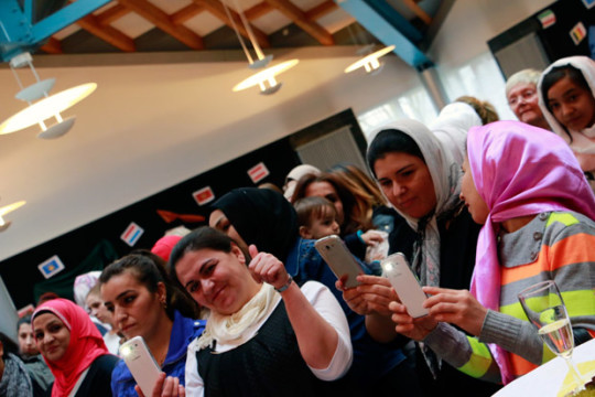 ol-FrauenHandys-2403