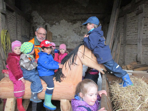 Im Torhaus lernen die Kinder spielend den Umgang mit Tieren. Auch wenn hier die Attraktion ein Holzpferd ist.