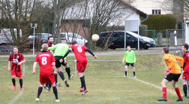 Die Gäste drückten gegen Ende der ersten Halbzeit und kamen zu vielen Standard-Situationen. Der Kopfball nach Ecke führt zum 2:2.