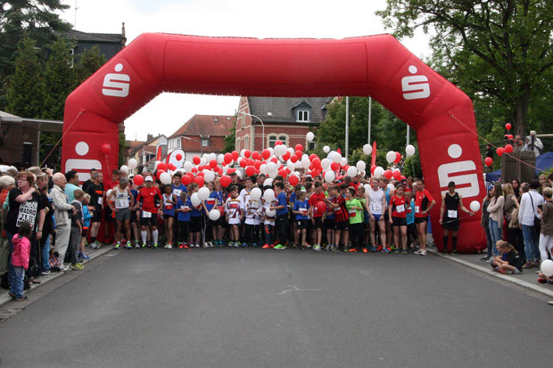 Das Hauptfeld beim Start durch die Lauterbacher Innenstadt. Foto: Sparkasse Oberhessen