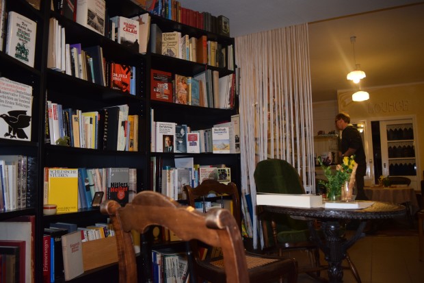Neben einer Vielzahl von Büchern, läd die gemütliche Wohnzimmer-Atmosphäre zum Schmökern, Lesen und Entdecken. Foto: ls
