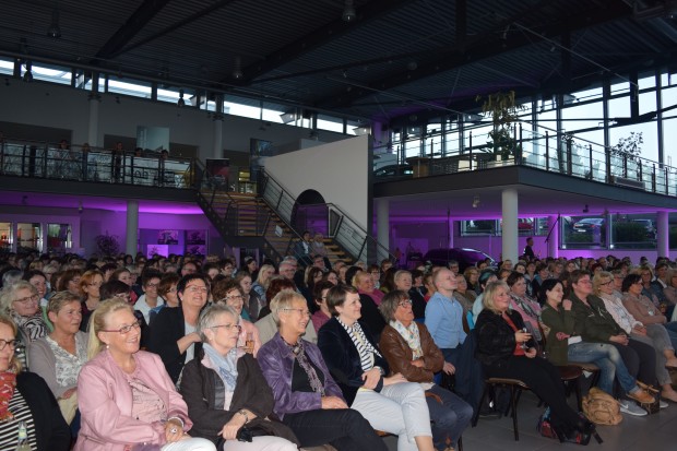 Weit über 450 Interessierte - hauptsächlich Frauen - drängten sich in das Ausfedre Autohaus Roth um gemeinsam zu lachen. Foto: ls