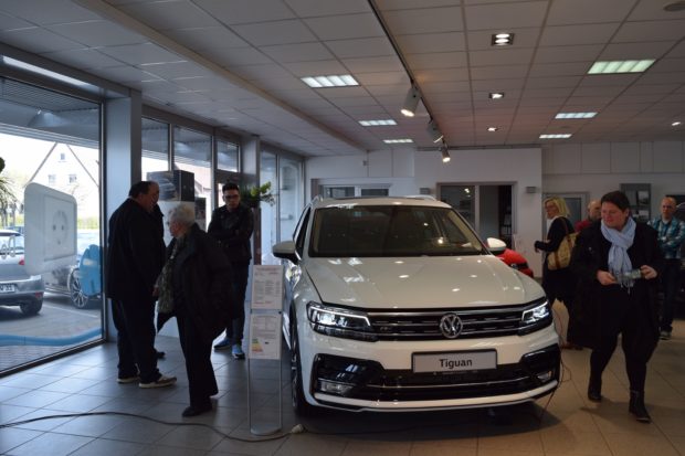 Zahlreiche Interessierte kamen um den neuen Tiguan zu bestaunen. Foto: ls