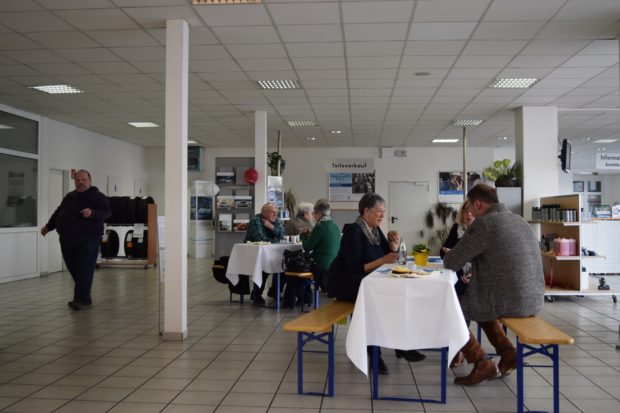 Der Verkaufsraum wurde umfunktioniert und viele Besucher fanden dort Platz zur Unterhaltung und zum Schlemmen. Foto: ls