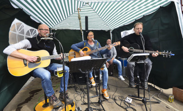 Sorgten für die Musik: die Band "Chris & me" zusammen mit dem Musiker Stefan Jehn 