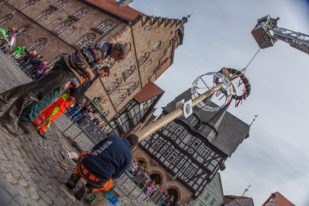 Die Mitarbeiter des städtischen Bauhofs haben die Aktion "Maibaum" ins Rollen gebraucht und diesen gemeinsam mit der FFW Alsfeld aufgestellt.