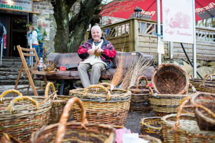 Gudrun Müller bietet handgefertigte Bauernkörbe an. Foto: Steffen Löffler