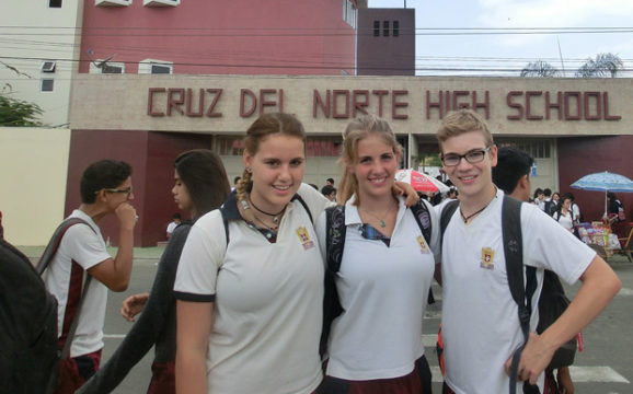 Unsere Schule heißt Cruz del Norte (Kreuz des Nordens). Dieses Bild entstand nach Schulende mit zwei Freundinnen aus der Schweiz (l.) und Deutschland (r.).Es herrscht Uniformpflicht und es gibt nur einen Haupteingang.
