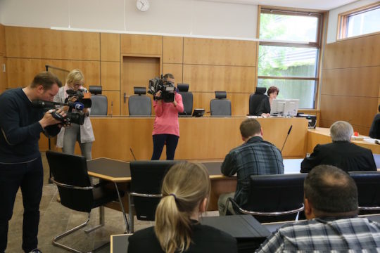 Großes Medieninteresse: Einige Kamerateams verfolgten die Gerichtsverhandlung. 