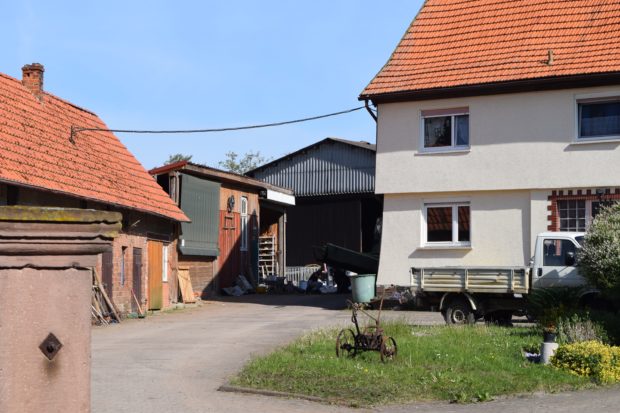 Der Hof von Moritz Schäfer in Hopfgarten. Hier stehen noch viele Landwirtschaftsmaschinen. Foto: ls