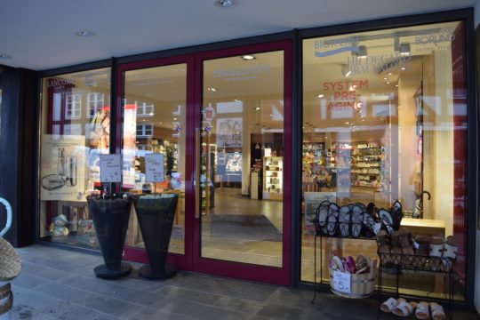 Auch hier verschlossene Türen wegen des Einbruchs: Die Parfümerie in der Mainzer Gasse. Foto: ls