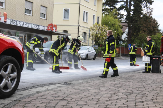 Gleich mit mehreren Feuerwehreinsatzkräften musste die Ölspur gebunden werden - unter der Einsatzleitung von Vize-Wehrführer Daniel Schäfer. 