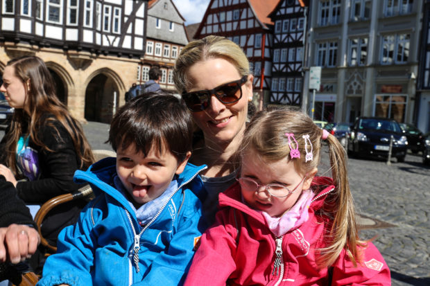 Elisabeth Lippert - hier mit ihren Zwilligen Moritz und Carla - geht an Muttertag mit ihrer Mutter essen, schenkt ihr auch eine Kleinigkeit und bekommt auch Selbstgemachtes von ihren Kindern. Fotos: kiri