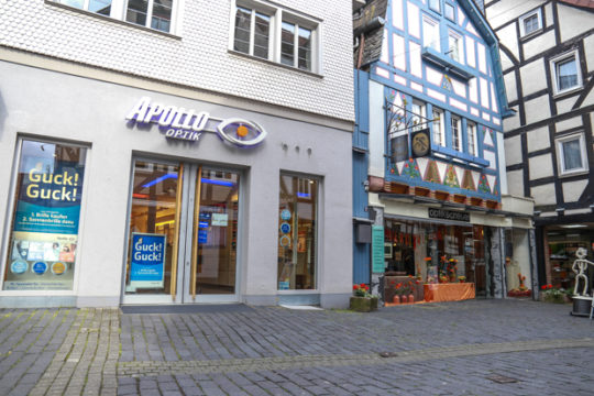 Tatort in der Obergasse: Der Brillenladen Apollo-Optik. 