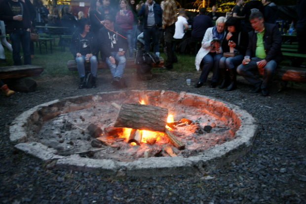 Aufgrund der kalten Temperaturen versammelten sich viele Besucher rund um das Feuer.