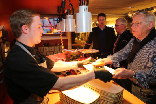  Im Genusswerk der „alten hôfreite“ klang die Mitgliederversammlung mit einem Front Cooking aus.