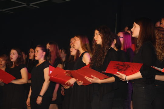 Mit Leidenschaft und Konzentration bei der Sache: die Damen des Oberstufenchors der Albert-Schweitzer-Schule.