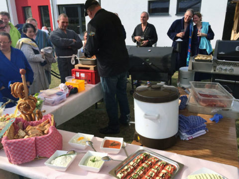 Gute Laune und jede Menge Genuss bot die Grillstation von Hubertus Schultz auf dem Saunagelände.
