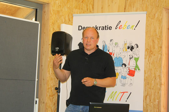 Helge von Horn vom Beratungsnetzwerk Hessen informierte über aktuelle rechtsextreme Strukturen.