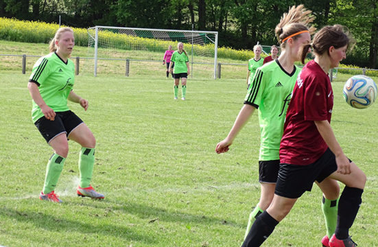 Tabea Steuernagel stört bei der Ballannahme, Kristin Euler sichert ab.