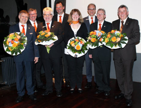 (v.l.): Helmut Klaner, Vorstand Werner Braun, Dr. Helmut Otto, Vorstand Ralph Kehl, Stefanie Kathrin Vincon, Vorstandsvorsitzender Helmut Euler, Helmut Preis, Dr. Hans Wilhelm Ide