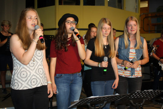 Die Sängerinnen der Juniorband eröffneten gemeinsam mit der Band und dem Mittelstufenchor den Abend.