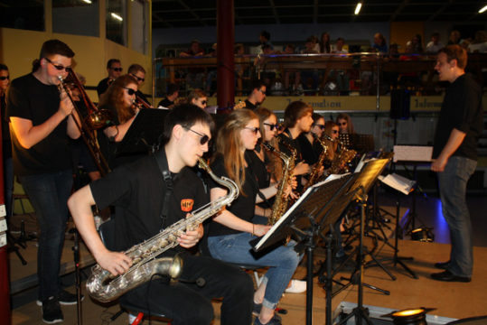 Eine verlässliche Truppe, wenn es um den krönenden Abschluss des Schulkonzerts geht: die Big Band der ASS.