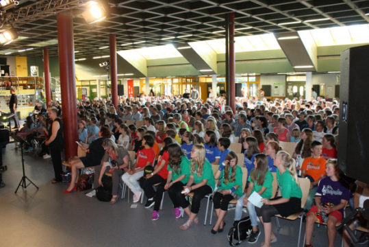 Über 500 Gäste erlebten das Konzert in der Aula der Albert-Schweitzer-Schule.