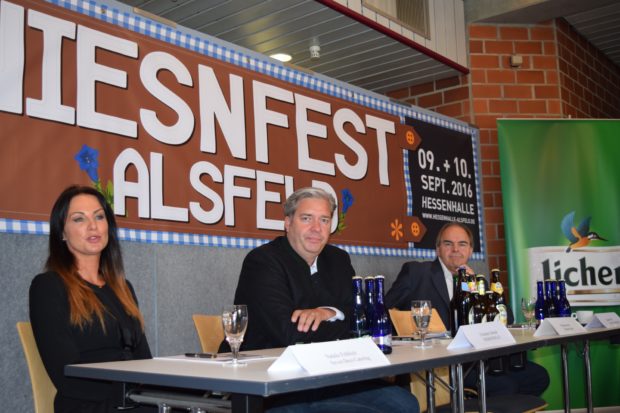 Natalie Fröhlich, Verkaufsleiterin von "Seven Days", Hessenhallenchef Christian Schmidt und Edgar Müller von "Licher" präsentieren die neuen Ideen für das Wiesnfest. Foto: ls