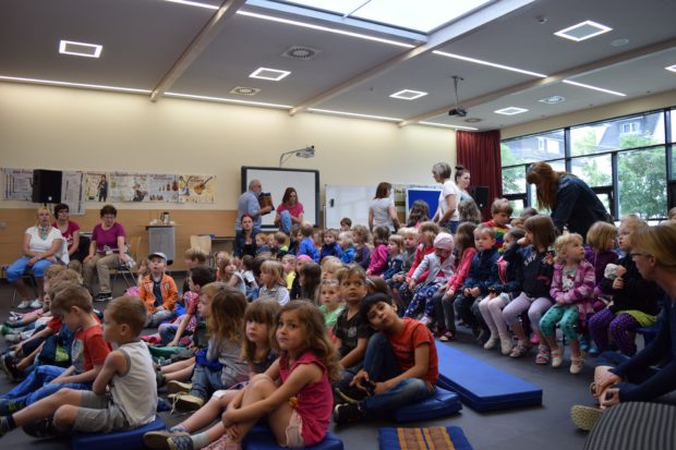 Viele Kinder aus den Kindertagesstätten in und um Alsfeld kamen zu Gast um die kleinen Kobolde und Paula zu bewundern. Foto: ls