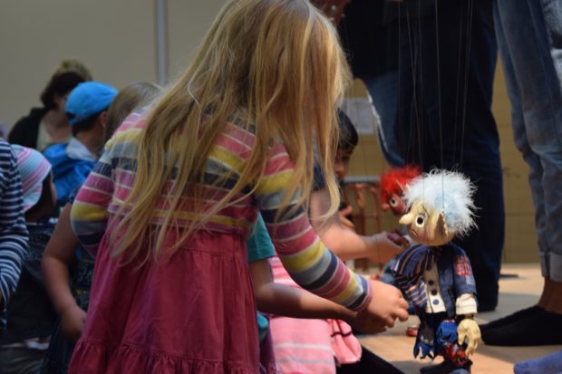 Die Kinder gingen ganz ohne Scheu nach vorne. Sie schienen gänzlich verzaubert durch die vier kleinen Kobolde. Foto: ls
