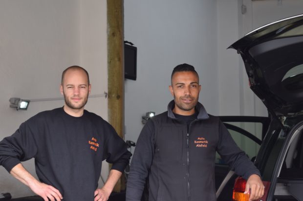 Autos aufbereiten ist ihr Alltag: Erman Öperli (rechts) und sein Mitarbeiter Daniel Schneider (links) machten ihre Leidenschaft zum Beruf. Foto: ls