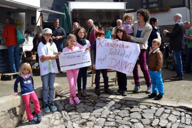 Die Kinder vom Kinderchor der Grundschule freuten sich über 250€.